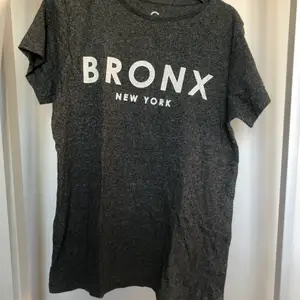Fin grå t-shirt med text.