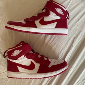 Jordan 1 High Fly Ease ”Cardinal Red” - Jättefina Jordan 1s perfekt inför sommaren! Helt oanvända och ej prövade. Skorna är lite speciella då de är designade för att vara lättare att ta på sig än vanliga Jordans. Storlek 46. Har orderbekräftelse från Nike.
