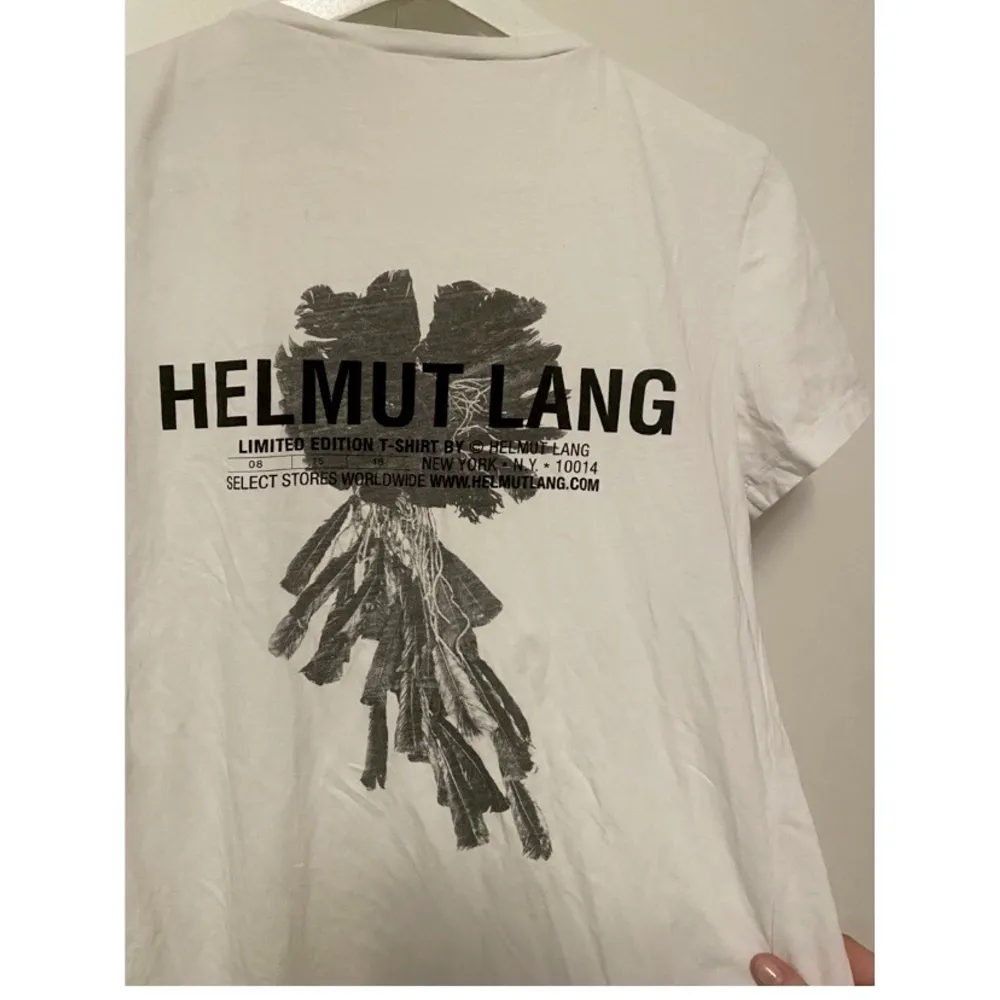 Jätte snygg limited edition t-shirt från Helmut Lang med coolt tryck på baksidan! Passar till allt, nypris är ungefär 1400. T-shirts.
