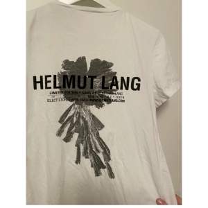Jätte snygg limited edition t-shirt från Helmut Lang med coolt tryck på baksidan! Passar till allt, nypris är ungefär 1400