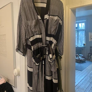 Rodebjer Lulu panel - Rodebjer Lulu panel, strlk M. Ingenting att anmärka på förutom lite skrynklig. Två katter finns i hemmet men ej i garderoben. 