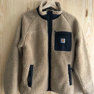 Carhartt fleece. Storlek s  - Fleece jacka från Carhartt i bra skick. Använd få gånger pga för liten. Riktigt skön jacka och perfekt för sena sommar kvällar men också bra för vår och höst. Om du vill ha fler bilder eller information är det bara att skriva. 