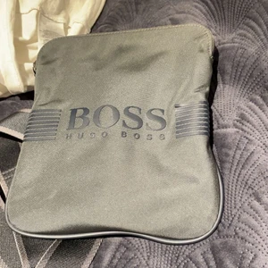 Hugo boss axelväska - Original pris 1,100 kr. Använt halva sommaren. Mycket bra skick och inga skador precis som ny.