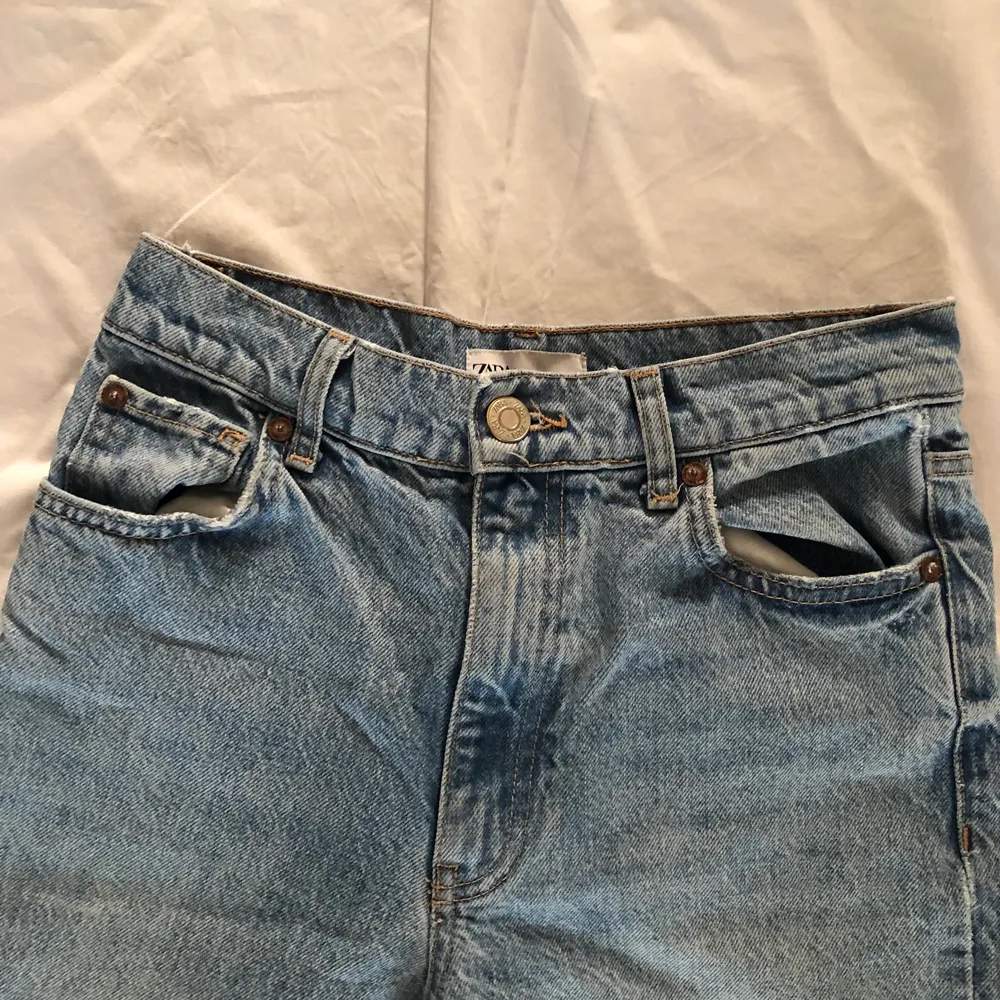 Fina blåa jeans från Zara i storlek 36. Jeansen har hål vid knäna och trådiga kanter längst ner vid byxan som det ska vara på modellen. Fin passform speciellt där bak. Frakten ingår inte i priset💕. Jeans & Byxor.