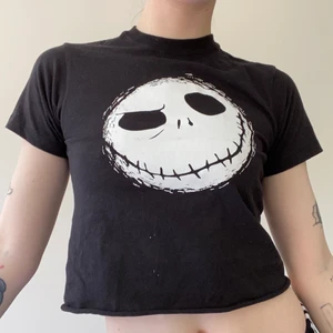Babytee med Jack Skellington  - Svart babytee med print av Jack Skellington från Nightmare before christmas. Fint använt skick, inga uppenbara defekter och printet är fräscht! Armhåla till armhåla 40 cm, från axel till nedre sömnad 45cm. Jag brukar bära SMALL/36 i toppar. Kan mötas upp på södra sidan av stockholm annars står köparen för spårbar frakt 66kr. Skriv vid frågor 💌