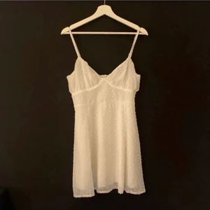 Vit klänning  - Superfin vit sommarklänning💛💛 Perfekt till student, skolavslutning eller konformation💖💖 Skriv för fler bilder!