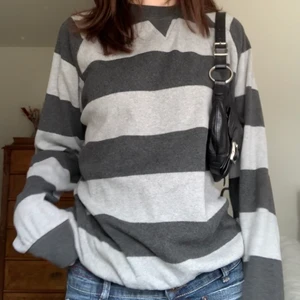 Randig tröja - Grå randig sweatshirt, påminner om den från Brandy Melville! Är i stl L och sitter perfekt oversized på mig som brukar ha XS/S 🧸