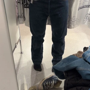 Levis byxor - Ett par skit snygga lite baggy 501 levis, köpta på humana för 200kr använda 2 gånger pga att ja inte gillar passformen och hur det sitter på mig! Storlek 30/34, skriv gärna om ni vill ha fler bilder!
