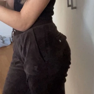 Juicy couture - Säljer mina juicy byxor då jag knappst använder dem längre. dom är i perfekt skick och dom är köpta under december. storlek XS. hör av er vid intresse❤️