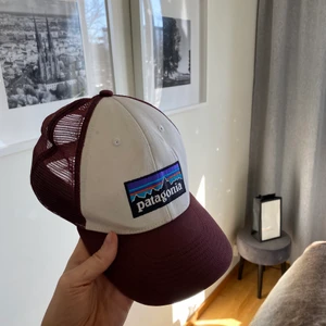 Patagonia keps  - Reglerbar keps i superfin vinröd färg från Patagonia, får tyvärr ingen användning av den ❤️
