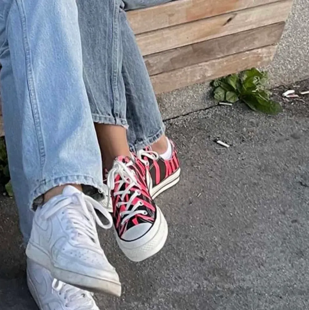 Säljer dessa snygga converse då de inte används. Knappt använda! Frakt på 99kr tillkommer💞 Modellen Chuck taylor 70s. Skor.