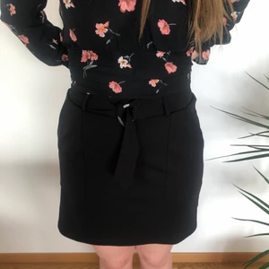 Svart kjol - Köpt för några år sedan på bubbleroom men knappt använd, så den är i fint skick! Fickor på sidorna. Köparen står för frakten.