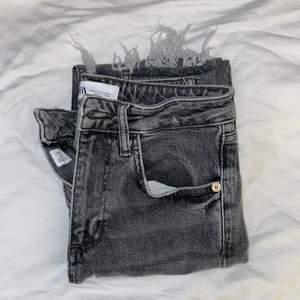 Jeans från zara, nästan aldrig använda och dom är som nya💗 