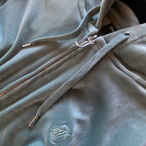 Juicy couture tröja - I helt nyskick använd 1 gång, du kan köp hela settet för 1500 eller styckvis🤍