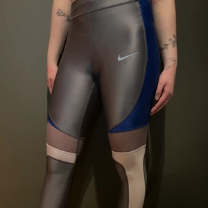 Nike tränings tights strolek M - Nike tränings tights strolek M. Knappt använda. Nät detaljer.