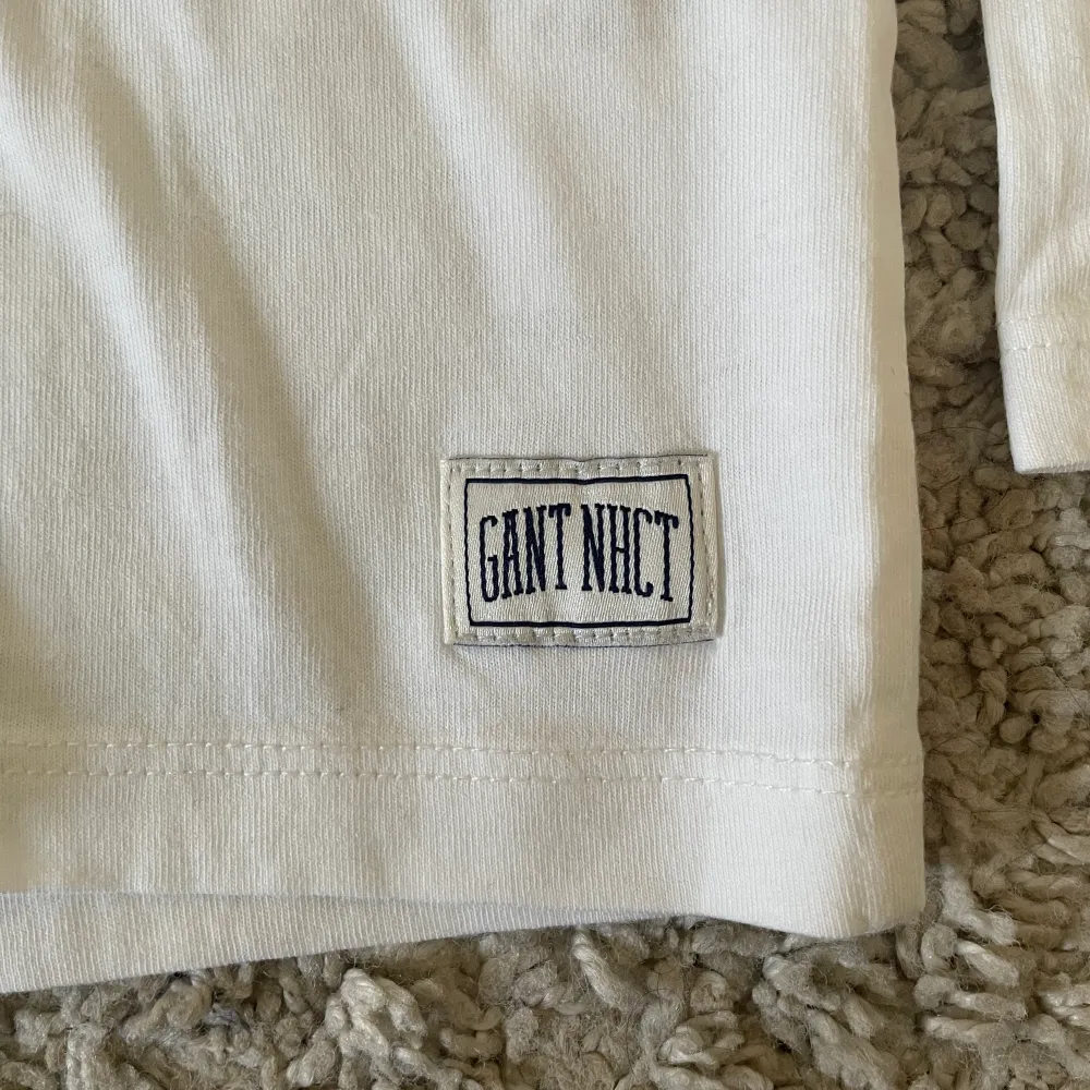 Vit långärmad gant T-shirt aldrig använd stl 146/152. Köparen står för frakten. Inget återköp. T-shirts.