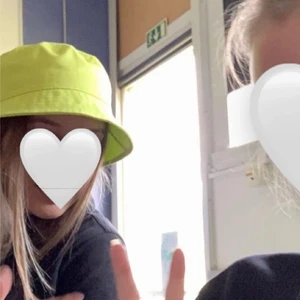 Buckethat/hatt - En jättefin hatt i neon färg. Säljer den då den inte är min stil längre!❤️❤️ använd någon gång i somras bara!❤️❤️ Kom privat vid frågor och funderingar, priset kan alltid diskuteras! Frakt tillkommer!