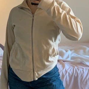 kofta - krämvit kofta från 2000-talets H&M!! lite juicy vibes men inte lika prisig, sitter jättefint och oversized på mig som är S/M 🤍🤍🤍