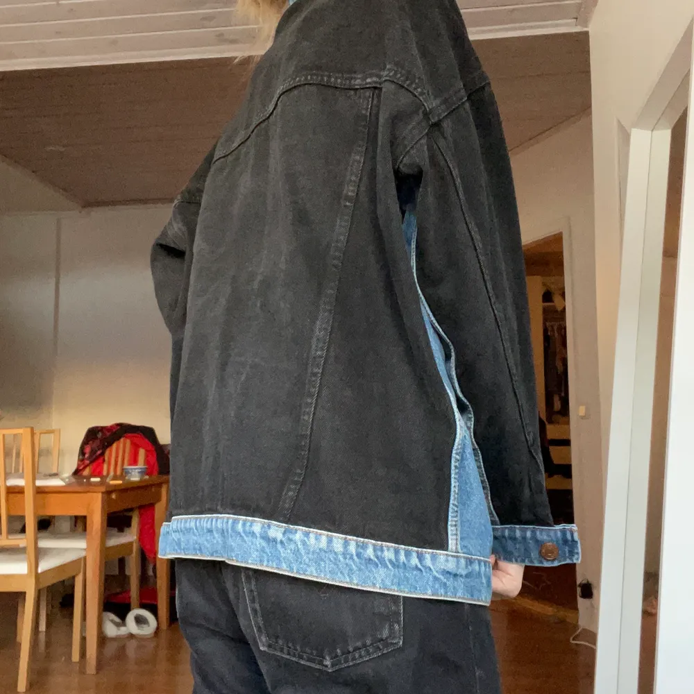 Blå-svart jeansjacka från Monki. Mycket bra skick. . Jackor.