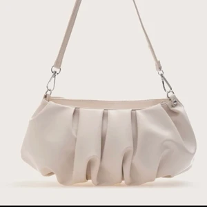 Fin väska  - Säljer denna fina väska från SHEIN. Väldigt bra skick och bra material. Perfekt till sommaren🤍🤍