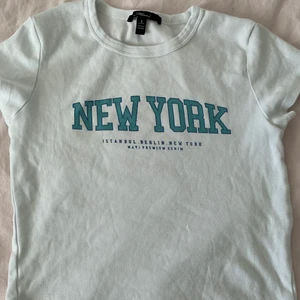 T-shirt! 💫 - En fin vit tröja där det står ”New york” på! Använd 1-2 ggr! Strl S. Fint skick och inga alls problem med tråd osv. Ordinarie pris: 169 kr. Mer frågor? Skriv priv!❤️