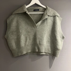 Grå väst  - Grå väst med krage som är fin att ha över en tröja/skjorta. 