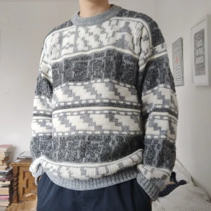 Stickad tröja / kofta  - Skick: 9/10, Modell: Herr/Unisex, Strlk: L  Mysig stickad tröja från märket "International American Company" för kyligare dagar. Material förmodligen polyester iom att den har några noppor - därav 9/10 i skick.  Har ni frågor är det bara att höra av er!:)