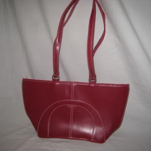 Röd väska - Nyskick! Tryck inte på köp nu utan skriv till mig först 💌