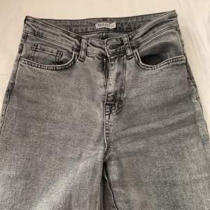 Säljer dessa midwaist jeans från Madlady i storlek 32. Tecken på användning syns men som gott som nya. Pris kan diskuteras💕💕frakt tillkommer(66kr)