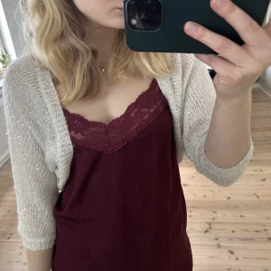 Glittrig kofta - Denna kofta är super skön och perfekten till festen. Det står att den är för personer som är 170 men jag är en 160 och den fungerar perfekt till mig med!