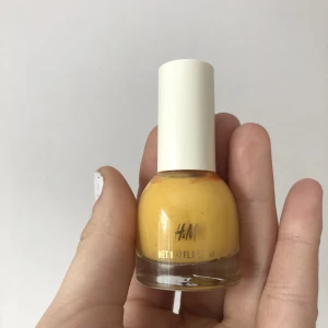 Nagellack  - Gult somrigt nagellack från hm. Jag fick de i födelsedagspresent men det är inte riktigt min färg💗