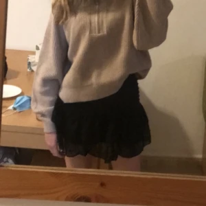 Kjol - Jättefin svart volangkjol med dragkedja på sidan. Storlek 34/XS. Vet inte vart den är ifrån men skulle kunna tro antingen shein eller h&m/ginatricot. Skriv till mig privat vid intresse/fler bilder.