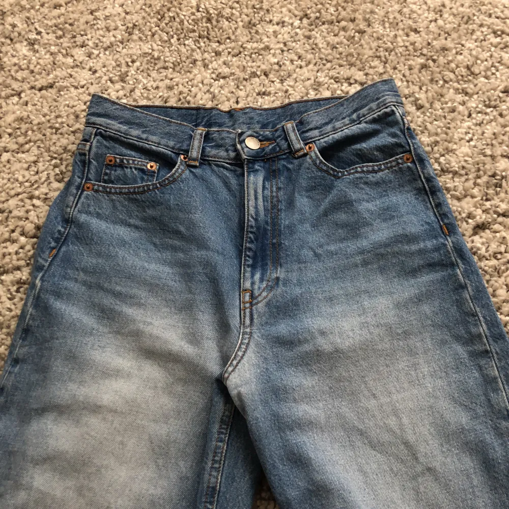 Dr denim jeans med hög midja och breda ben. Jättefin tvätt men tyvärr inte min stil. Pris kan diskuteras😊Upp klippta och passar den som är ca165💕. Jeans & Byxor.