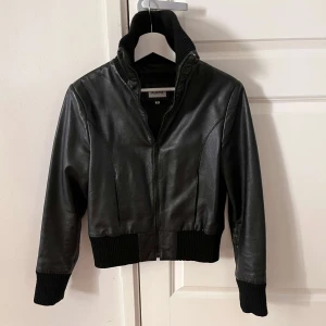Skinnjacka - Cool jacka. 100% äkta läder. Den är i nyskick. Storlek 40 men skulle säga att den är en XS/S. Skriv privat vid intresse eller om du har några frågor💗