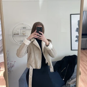 Beige jacka  - Beige jacka i mockaimitation som är såå fin men inte kommer till användning, den är lite tunnare i materialet och passar bra till höst/vår 🫶🏻storlek 38 men bra på mig som brukar ha 36