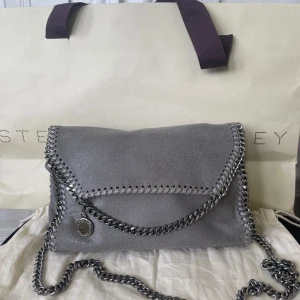 Stella McCartney  - Säljer min superfina Stella väska då jag behöver pengarna just nu, och den är inte riktigt min stil❤️ dustbag kommer med! Står ej för postnords slarv!!