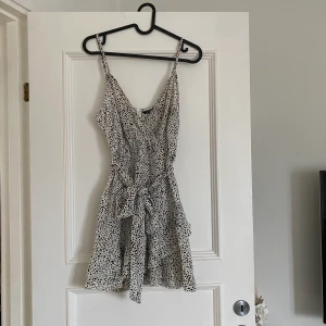 Klänning  - Söt klänning med knytning runt midjan. Aldrig använd! 