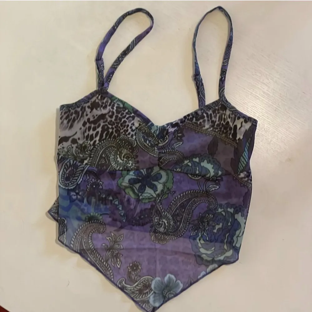Säljer detta super fina lila mesh linne från Urban Outfitters i stl S, som ny aldrig använd💜 möts upp eller fraktar!. Toppar.