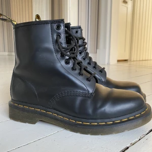 Doktor Martens kängor oanvända  - Säljer dessa Doktor Martens kängor i storlek 39. De är helt oanvända, i bra skick och köpta för ca två år sen på hemsidan. 