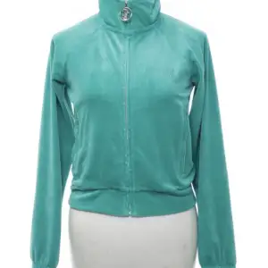 Jätte fin grön juicy couture hoodie som är köpt för ungefär ett år sedan.Är använd typ tio gånger men inga defekter och är som ny.den har två fickor där fram med dragkedja och sammeten är inte förstörd på nått sett,som ny.Kontakta vid intresse💗