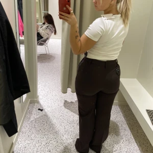 Bruna kostymbyxor  - Helt nya kostymbyxor använda en gång, känner mig inte bekväm i dom så säljer dom nu, jag är 161 o dom är för långa på mig