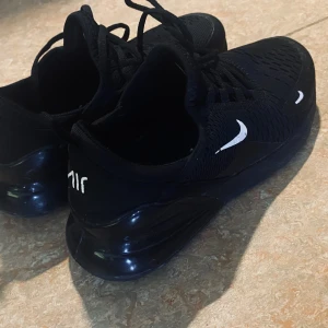 Nike air Max 270  - Knappt använda , hela och fräscha… populära skor , men är lite stora i storleken 39  Kan skickas eller mötas 