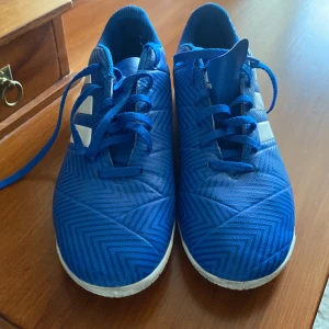 Adidas inomhus skor storlek 40 - Inomhus skor Adidas Nemeziz jätte bra skick 
