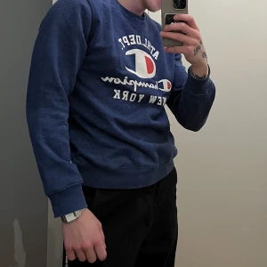 Champion Crewneck - Champion tröja med tryck. Använd men i gott skick. St M.