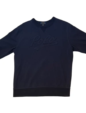 Ralph Lauren Polo Sweatshirt  - Detta är en Ralph Lauren Polo tröja med Polo tryck på bröstet. Denna är i färgen Navy Blue och är lätt begagnad. Storleken är XL kids som passar 169-175cm. Ni hittat alla våra annonser på instagram @wearable_twice 