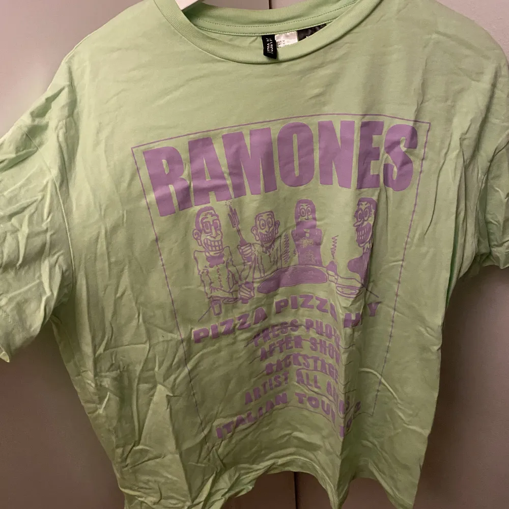 Ramones T-shirt. Aldrig andvänd. Därför nyskick. Superfin färg. . T-shirts.