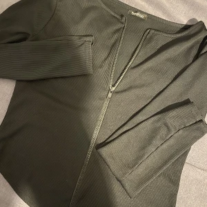 Boho topp svart  - En kort kofta som liknar en topp, otroligt bekväm men använder den ej. 