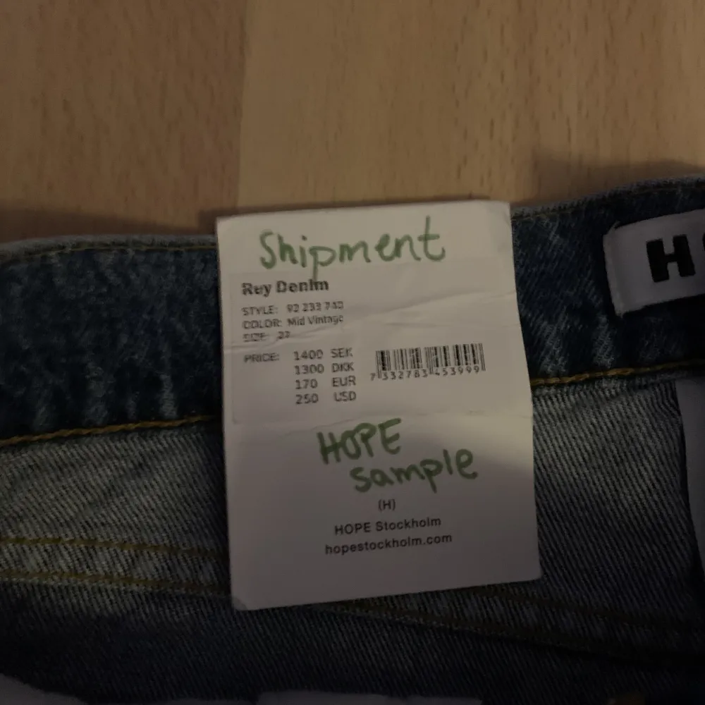 Säljer mina oanvända hope Jeans till ett riktigt schysst pris. Då storleken inte passade, de är i nytt skick och nypris ligger på ca 1200 kr. Köpare står för frakt! . Jeans & Byxor.