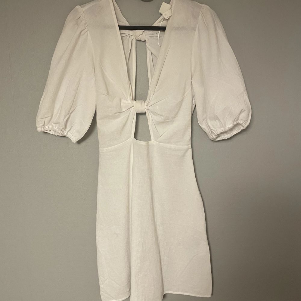 Super fin vit klänning ifrån h&m.Aldrig använd bara testad.. Klänningar.