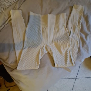 Träningsbyxor beige ribbade. - Jag säljer ett par ribbade beige träningsbyxor i storlek M från lager 157. Säljer då ingen använt dem.